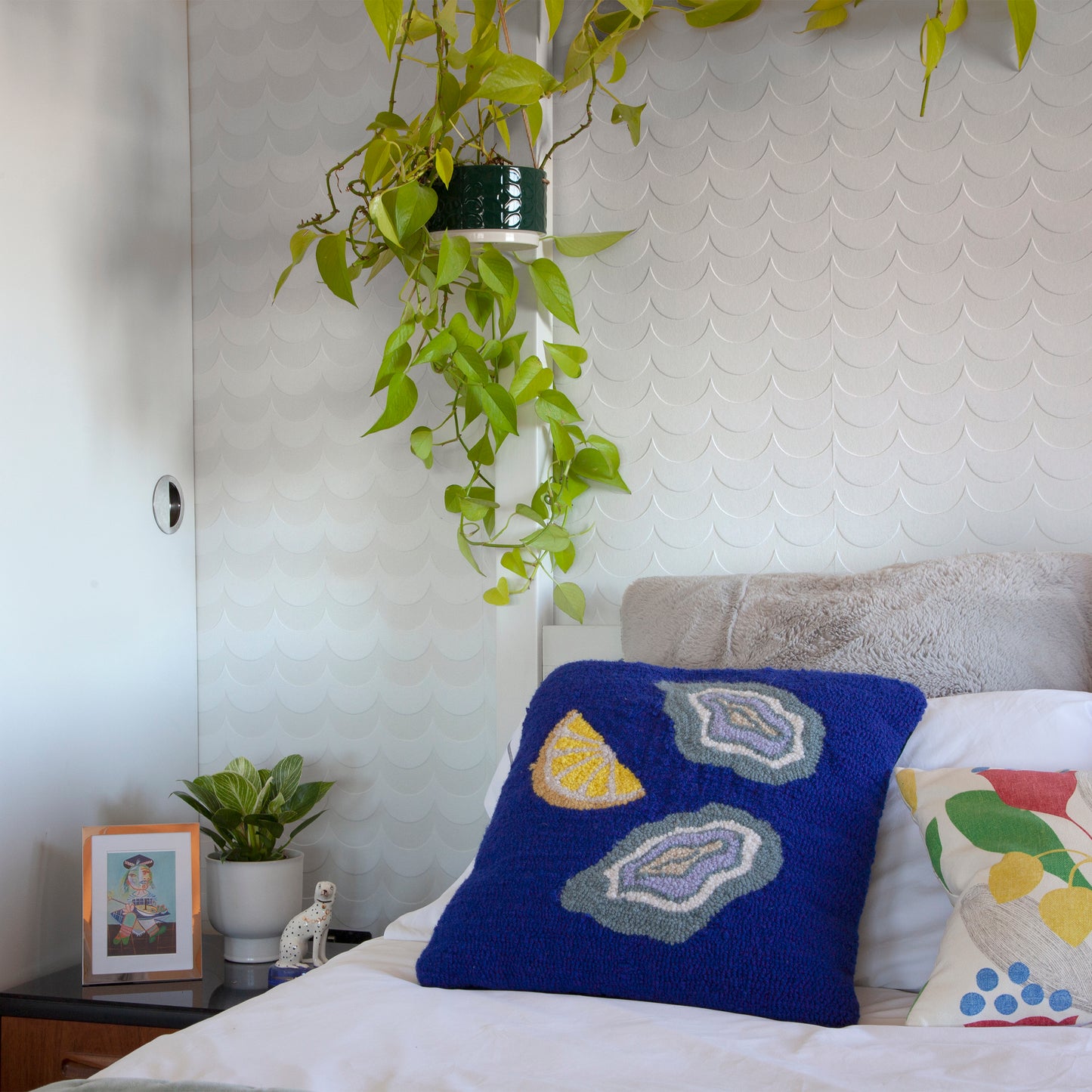 Scoop white flock wallpaper in bedroom