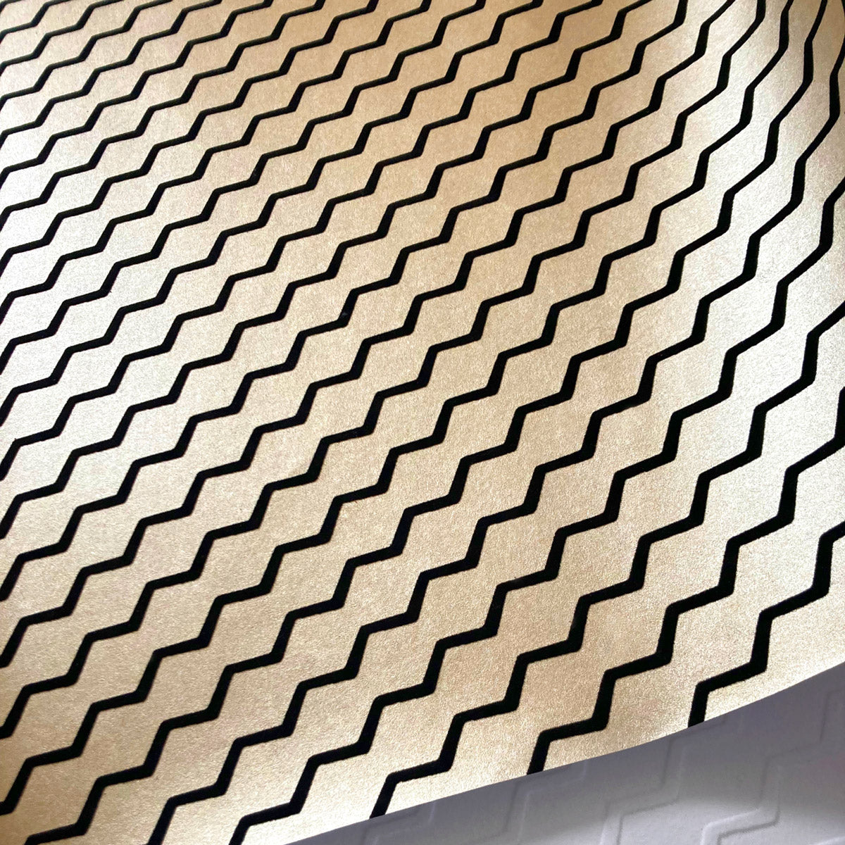 Buzz black flock gold lustre