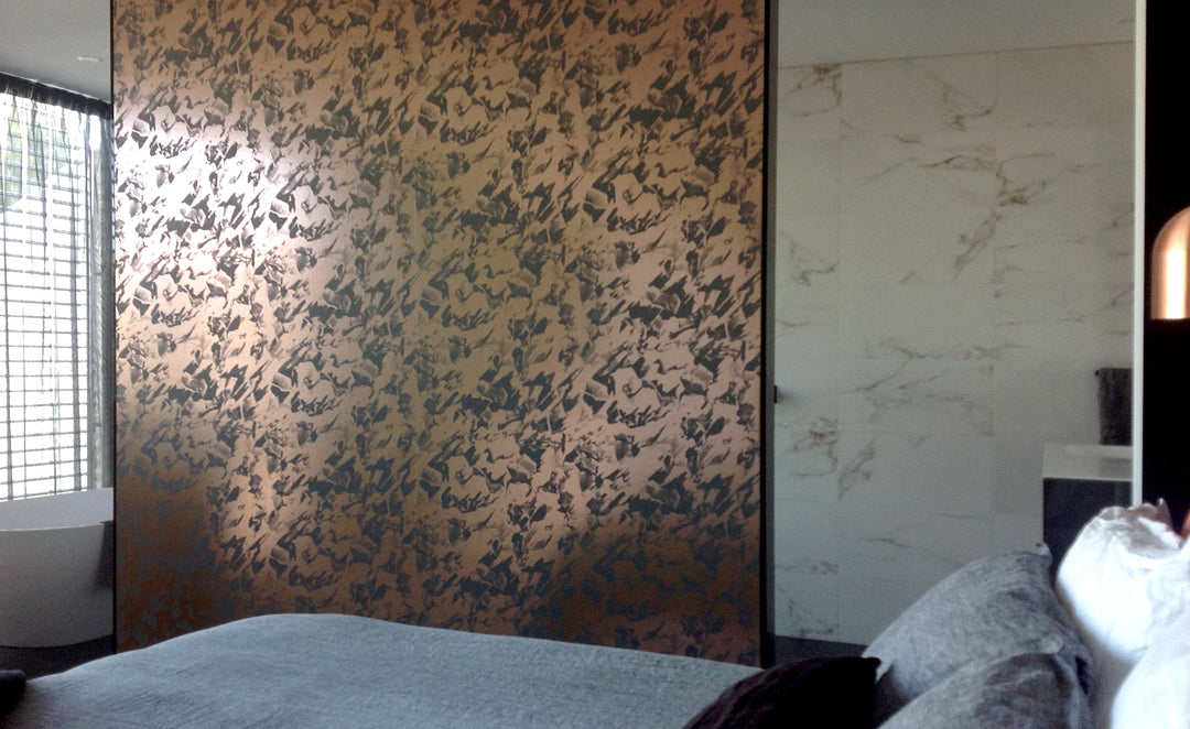 Dividing wall with wallpaper